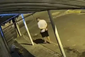 Imagem colorida mostra momento em que homem é esfaqueado em SP. Metrópoles