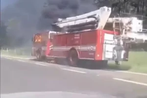 Imagem colorida mostra incêndio em viatura do Corpo de Bombeiros. Metrópoles