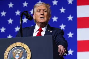 Imagem colorida, O presidente dos EUA, Donald Trump, discursa com altos líderes militares na Base do Corpo de Fuzileiros Navais de Quantico, em 30 de setembro de 2025, em Quantico, Virgínia- Metrópoles