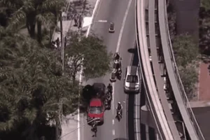 Imagem colorida de avenida onde aconteceu a troca de tiros entre suspeitos e polícia após perseguição - Metrópoles