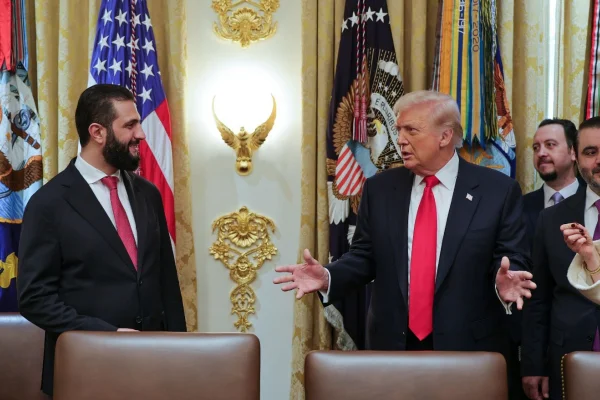 Imagem colorida encontro do presidente norte-americano Donald Trump com o novo líder sírio, Ahmed al-Sharaa, na Casa Branca - Metrópoles