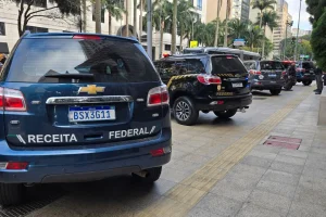 Imagem colorida de viaturas da Receita Federal na Avenida Faria Lima, em São Paulo. Metrópoles