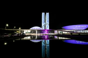 Foto colorida do Congresso Nacional iluminado no dia do AVC - Metrópoles