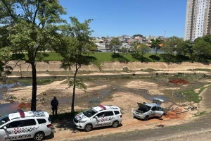 Carros da PM junto com carro apreendido em perseguição. Criminoso fugiu pelo esgoto - Metrópoles