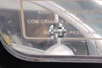 Imagem colorida mostra homem se masturbando no trânsito em SP. Metrópoles