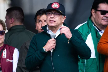 Imagem colorida mostra o presidente da Colômbia, Gustavo Petro, discursando durante evento em Bogotá - Metrópoles