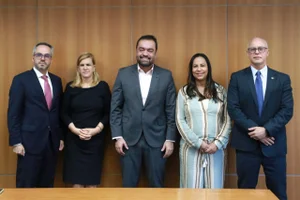 imagem colorida de comitiva da oab e cláudio castro, governador do rio de janeiro